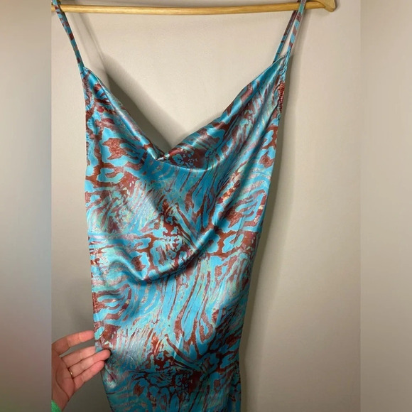 PrettyLittleThing Blue Leopard Print Strappy Satin Cowl Midi Dress - Picture 9 of 11